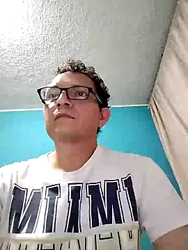 Snapshot of Bombi22 chatting on 12.17.24 Bombi22 online show from 12.17.24