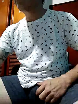 Snapshot of Bombi22 chatting on 12.19.24 Bombi22 online show from 12.19.24