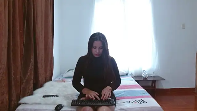 Snapshot of littleshydoll chatting on 03.08.25 littleshydoll online show from 03.08.25