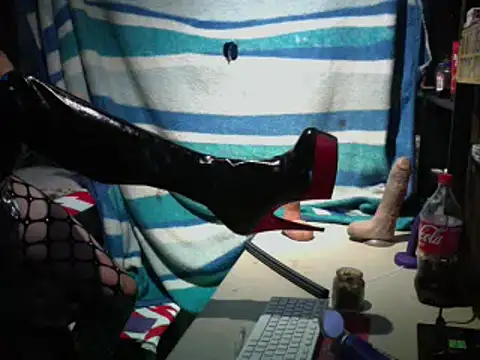 Snapshot of kinkycdslutsv chatting on 12.20.24 kinkycdslutsv online show from 12.20.24