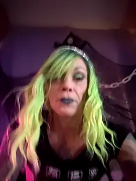 Snapshot of MommyMisfit chatting on 10.07.25 MommyMisfit online show from 10.07.25