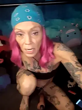 Snapshot of MommyMisfit chatting on 11.06.25 MommyMisfit online show from 11.06.25