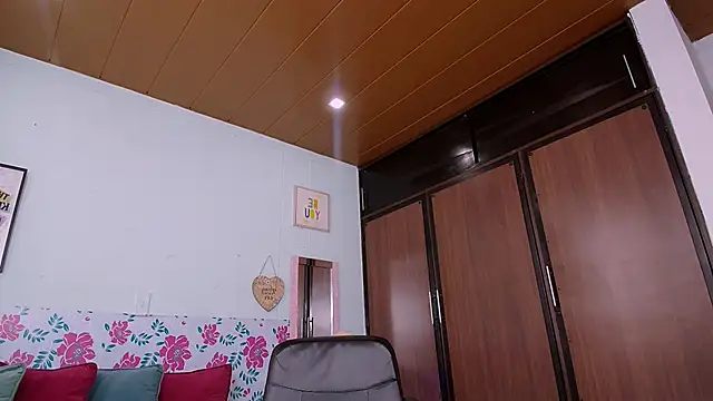 Snapshot of GabbyHills chatting on 12.23.24 GabbyHills online show from 12.23.24