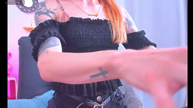 Snapshot of GabbyHills chatting on 12.14.25 GabbyHills online show from 12.14.25