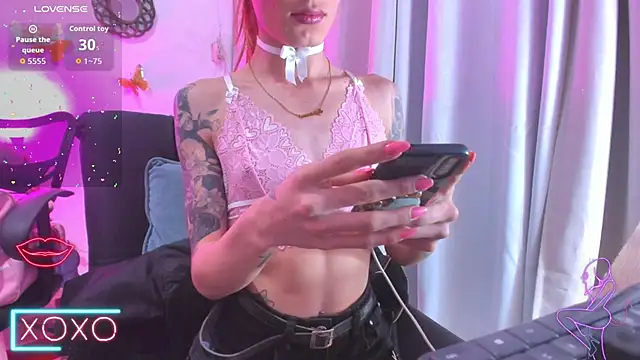 Snapshot of GabbyHills chatting on 12.16.25 GabbyHills online show from 12.16.25