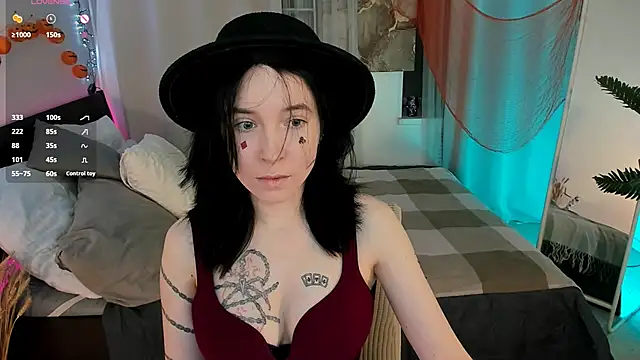 Snapshot of lilithlunna chatting on 10.28.25 lilithlunna online show from 10.28.25