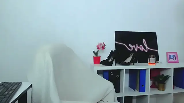 Lia Benini online show from 01.29.25