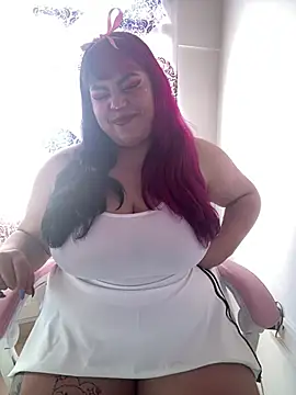 Snapshot of Pinky-Flower chatting on 01.22.25 Pinky-Flower online show from 01.22.25