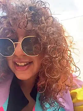 Snapshot of lauraltt chatting on 11.10.25 lauraltt online show from 11.10.25