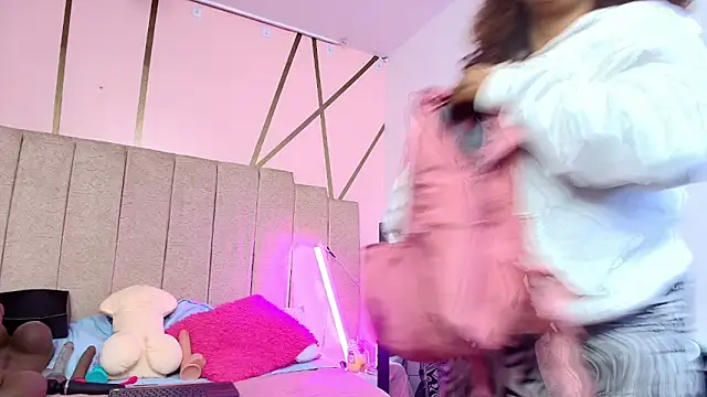 Snapshot of lauraltt chatting on 11.25.25 lauraltt online show from 11.25.25