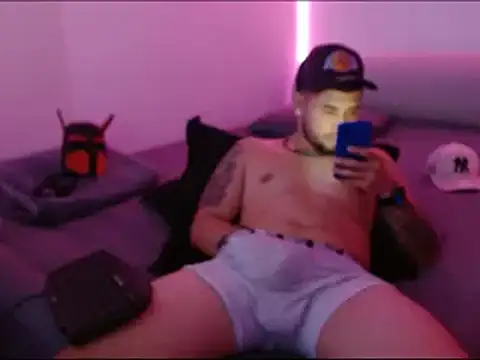 Snapshot of miia-liiam chatting on 01.08.25 miia-liiam online show from 01.08.25