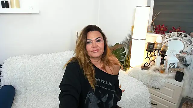 Snapshot of Aileen_Stone chatting on 12.28.24 Aileen Stone online show from 12.28.24