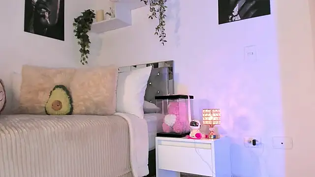 Snapshot of Alissonroses chatting on 09.24.25 Alissonroses online show from 09.24.25