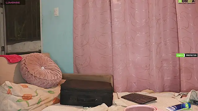 Snapshot of milktitsdua chatting on 12.19.24 milktitsdua online show from 12.19.24