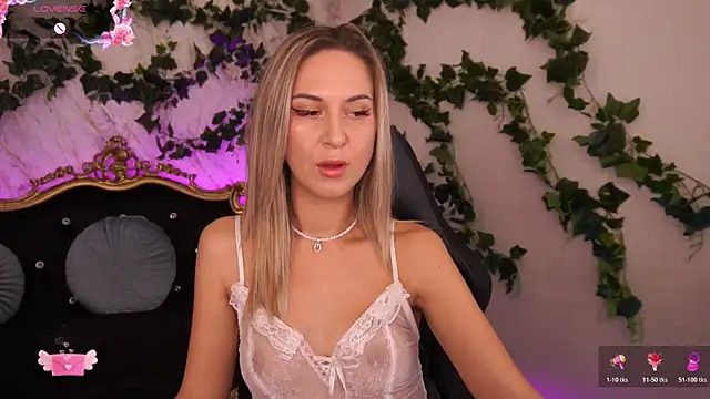 Snapshot of LovelyMollyy chatting on 10.21.25 LovelyMollyy online show from 10.21.25