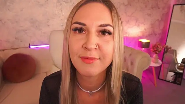 Snapshot of LovelyMollyy chatting on 10.26.25 LovelyMollyy online show from 10.26.25