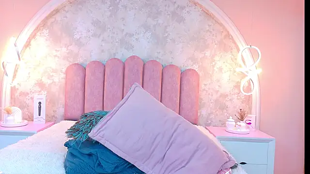 MiaLaurents online show from 11.22.25