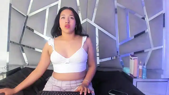 Snapshot of IsabellRodriguez18 chatting on 01.14.25 IsabellRodriguez18 online show from 01.14.25