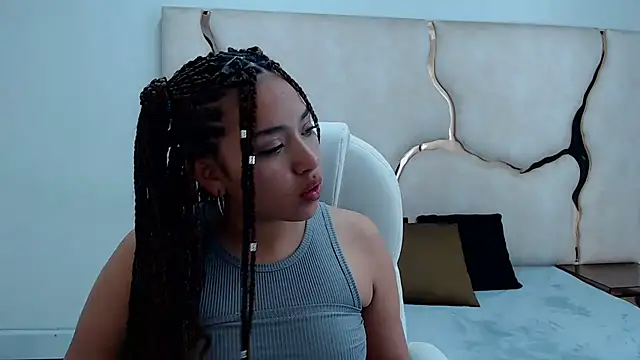 Snapshot of IsabellRodriguez18 chatting on 01.29.25 IsabellRodriguez18 online show from 01.29.25