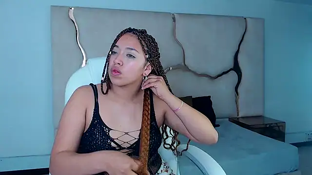 Snapshot of IsabellRodriguez18 chatting on 01.31.25 IsabellRodriguez18 online show from 01.31.25