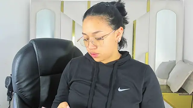 IsabellRodriguez18 online show from 11.13.25