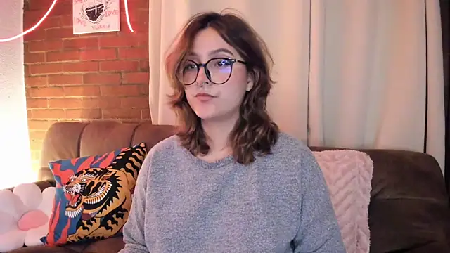 Hazelbrownn2000 online show from 10.14.25
