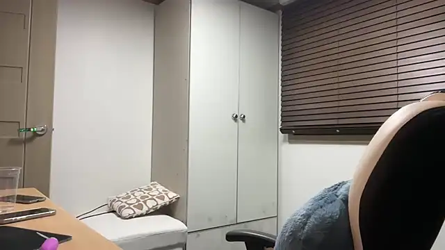 Snapshot of yunasuka chatting on 12.28.24 yunasuka online show from 12.28.24