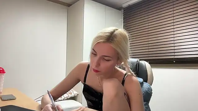 Snapshot of yunasuka chatting on 12.28.24 yunasuka online show from 12.28.24
