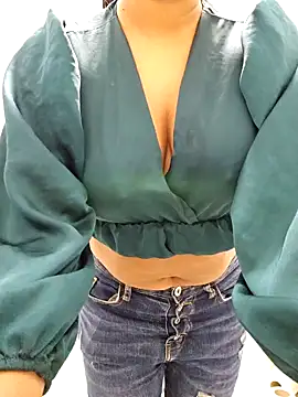 Snapshot of lizzzziee chatting on 12.25.24 lizzzziee online show from 12.25.24