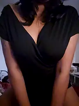 Snapshot of lizzzziee chatting on 12.28.24 lizzzziee online show from 12.28.24