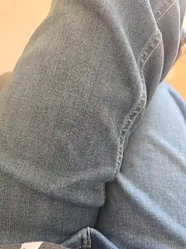 Snapshot of lizzzziee chatting on 10.13.25 lizzzziee online show from 10.13.25