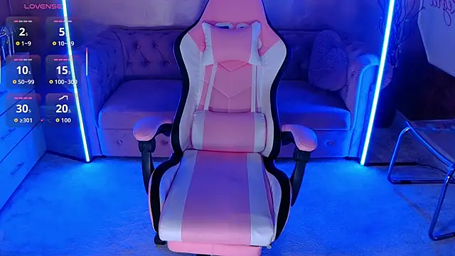 Snapshot of evanew_ chatting on 10.24.25 evanew online show from 10.24.25