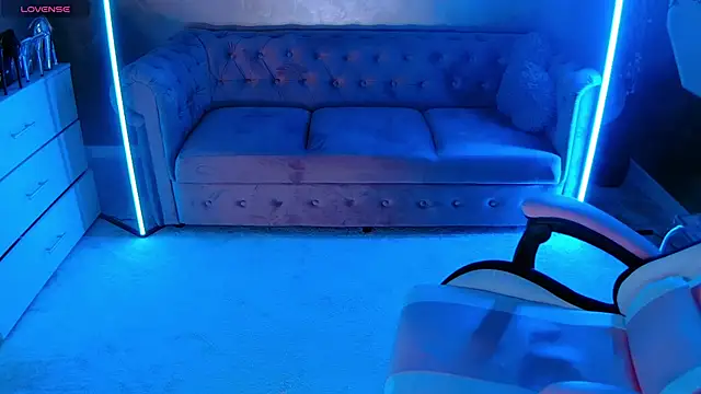 Snapshot of evanew_ chatting on 11.08.25 evanew online show from 11.08.25