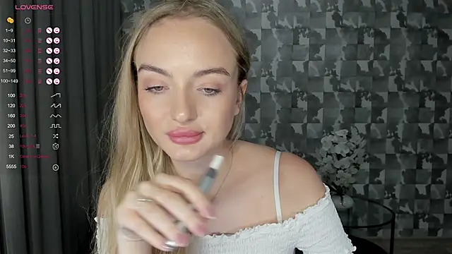 Snapshot of A_delina chatting on 11.21.25 A delina online show from 11.21.25