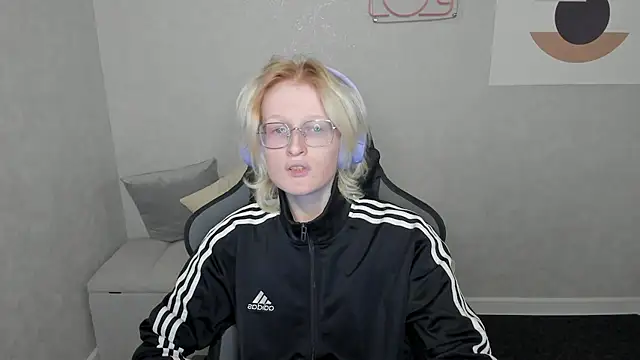 Snapshot of ElizabethHarpper chatting on 09.11.25 ElizabethHarpper online show from 09.11.25