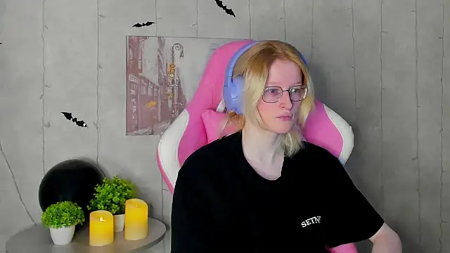 Snapshot of ElizabethHarpper chatting on 11.04.25 ElizabethHarpper online show from 11.04.25