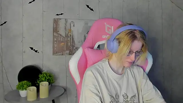 Snapshot of ElizabethHarpper chatting on 11.05.25 ElizabethHarpper online show from 11.05.25