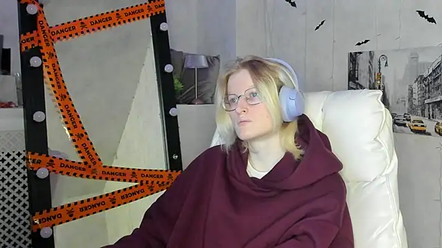 Snapshot of ElizabethHarpper chatting on 11.12.25 ElizabethHarpper online show from 11.12.25