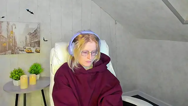 Snapshot of ElizabethHarpper chatting on 11.19.25 ElizabethHarpper online show from 11.19.25