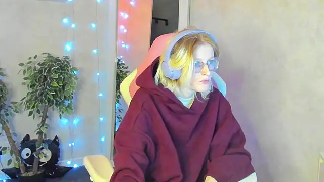 Snapshot of ElizabethHarpper chatting on 12.01.25 ElizabethHarpper online show from 12.01.25