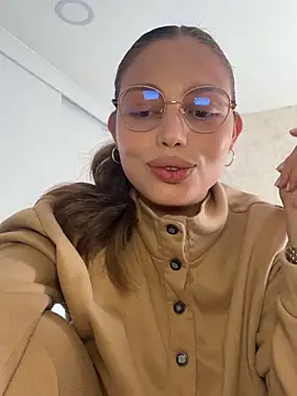Snapshot of Anaruso chatting on 03.22.25 Anaruso online show from 03.22.25