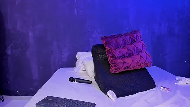 lee Powder online show from 02.04.25