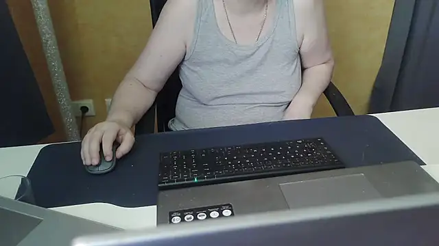 Snapshot of Sweet_Phoenix chatting on 06.26.26 Sweet Phoenix online show from 06.26.26