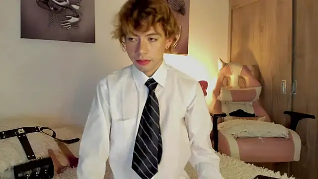 Snapshot of Henophiid chatting on 09.23.25 Henophiid online show from 09.23.25