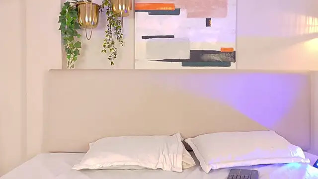 NaomiKlarc online show from 11.12.25