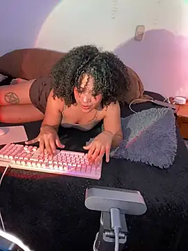 Snapshot of bronwgirl69 chatting on 03.16.25 bronwgirl69 online show from 03.16.25