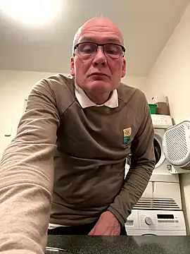 Snapshot of Parleg2 chatting on 01.18.26 Parleg2 online show from 01.18.26