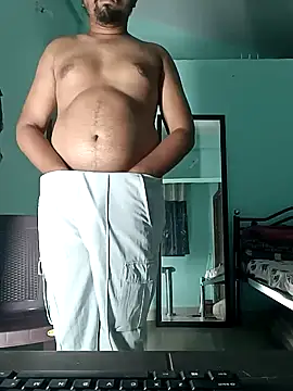 Snapshot of Desi_Heat chatting on 01.04.25 Desi Heat online show from 01.04.25