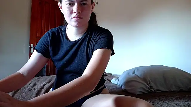 Snapshot of camillebr chatting on 02.05.25 camillebr online show from 02.05.25