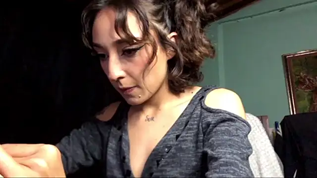 Snapshot of NickiYoung chatting on 01.30.25 NickiYoung online show from 01.30.25